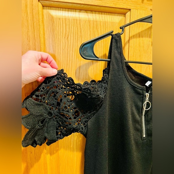 🥳HP🥳NWOT Contrast Guipure Lace Cold Shoulder Top in Black w/ Quarter Zip Front - Picture 9 of 13